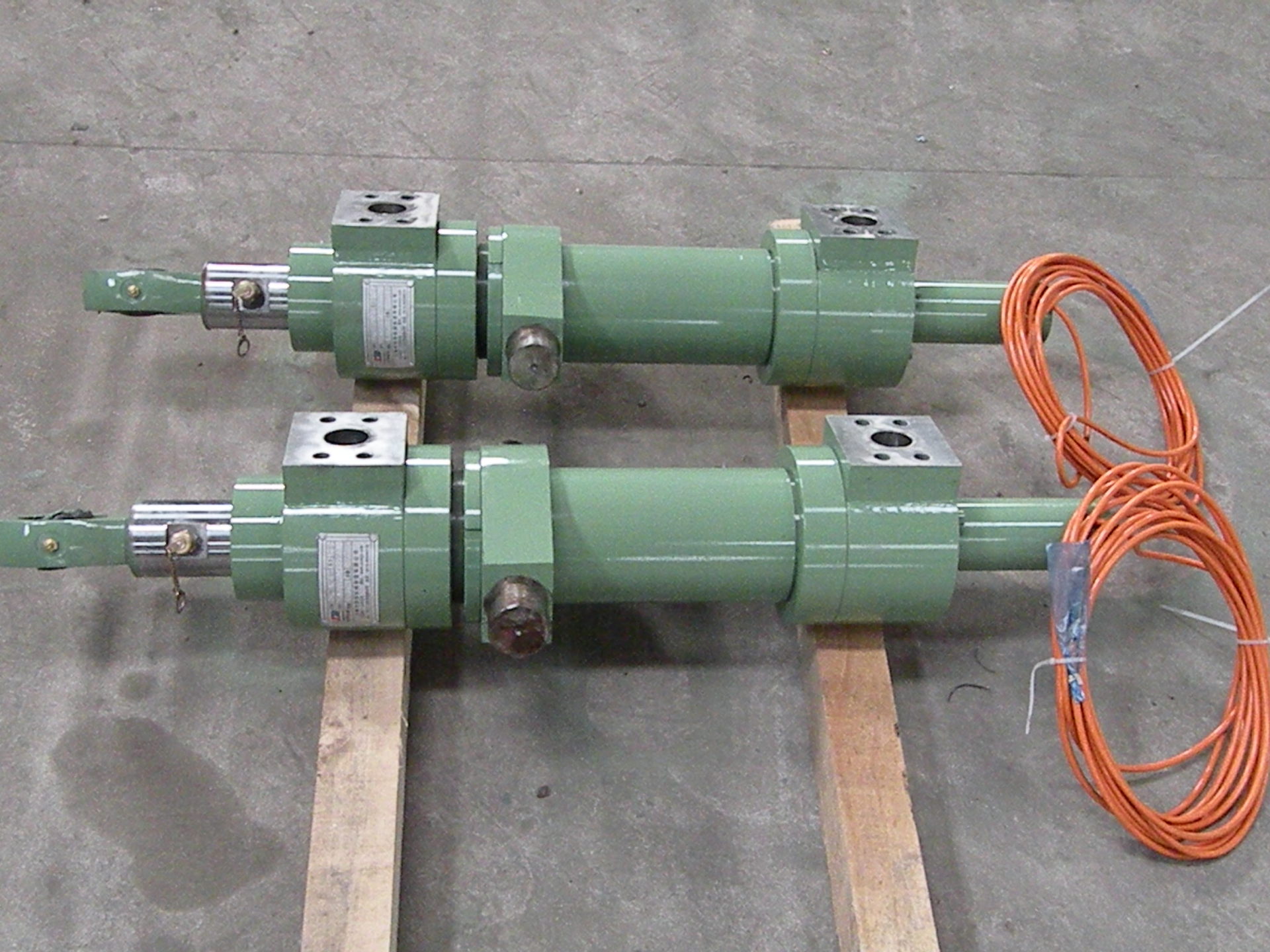 厂家直销 接受定制 内置传感器油缸 中间铰轴式 伺服液压缸