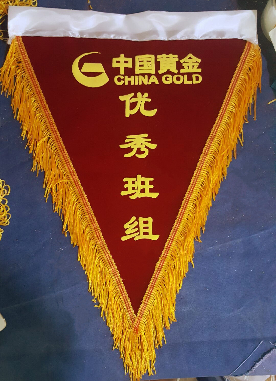 高档发泡流动三角旗金字绒布锦旗厂家定做平绒锦旗