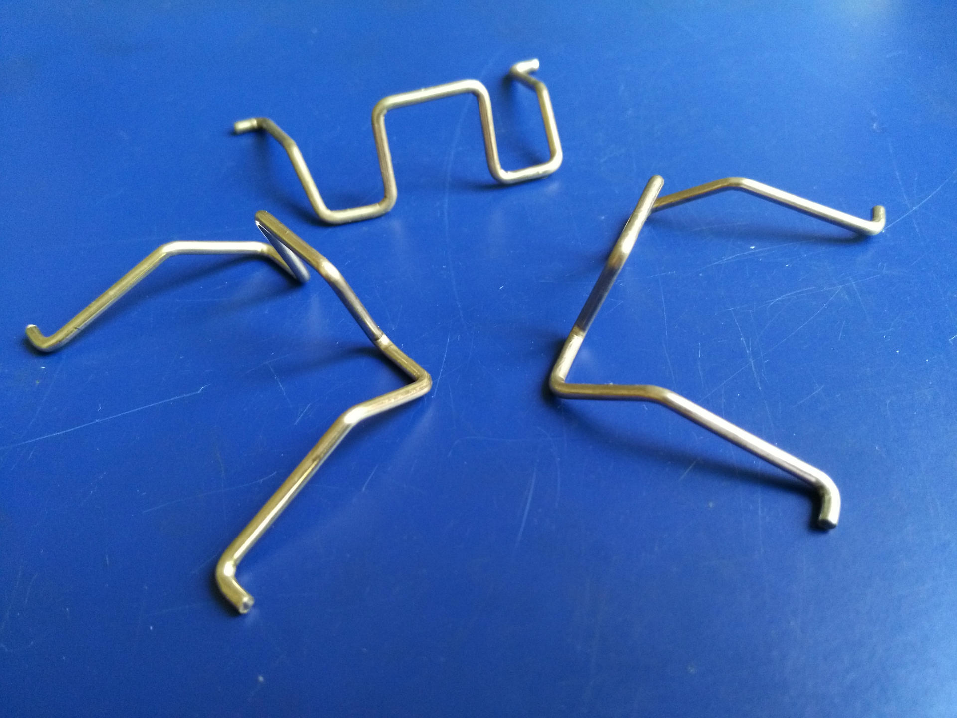 电源防脱插头卡扣