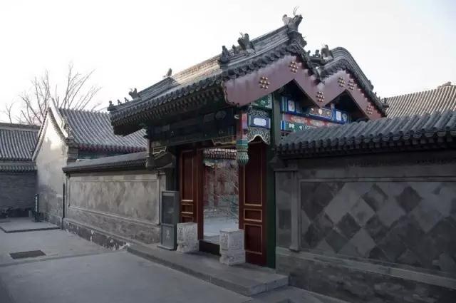 一殿一卷式垂花门,从正面看,是大屋脊悬山形式,背立面则是卷棚悬山