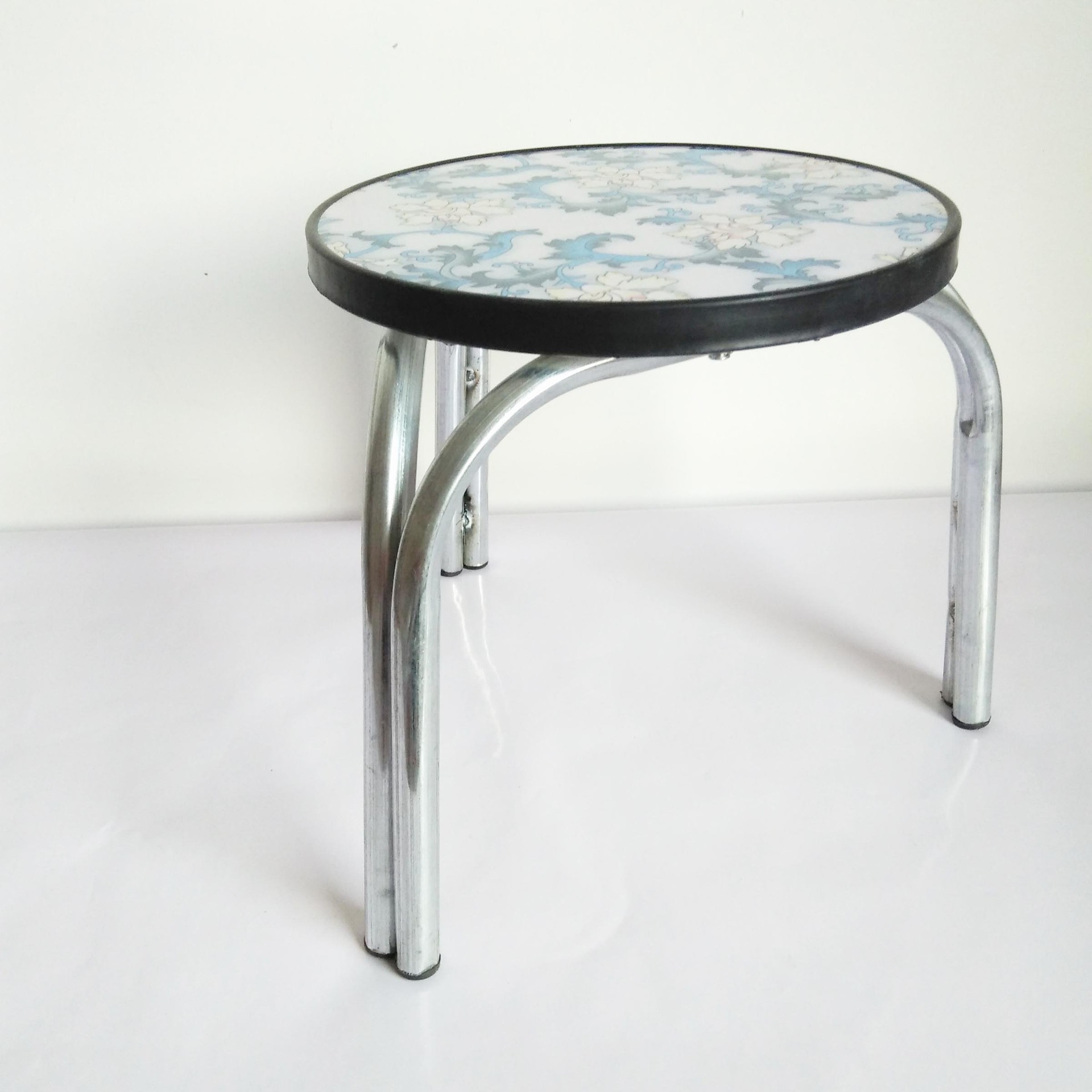 厂家直销圆凳 钢管三角圆凳 便携式小板凳5元地摊热卖 铁板凳