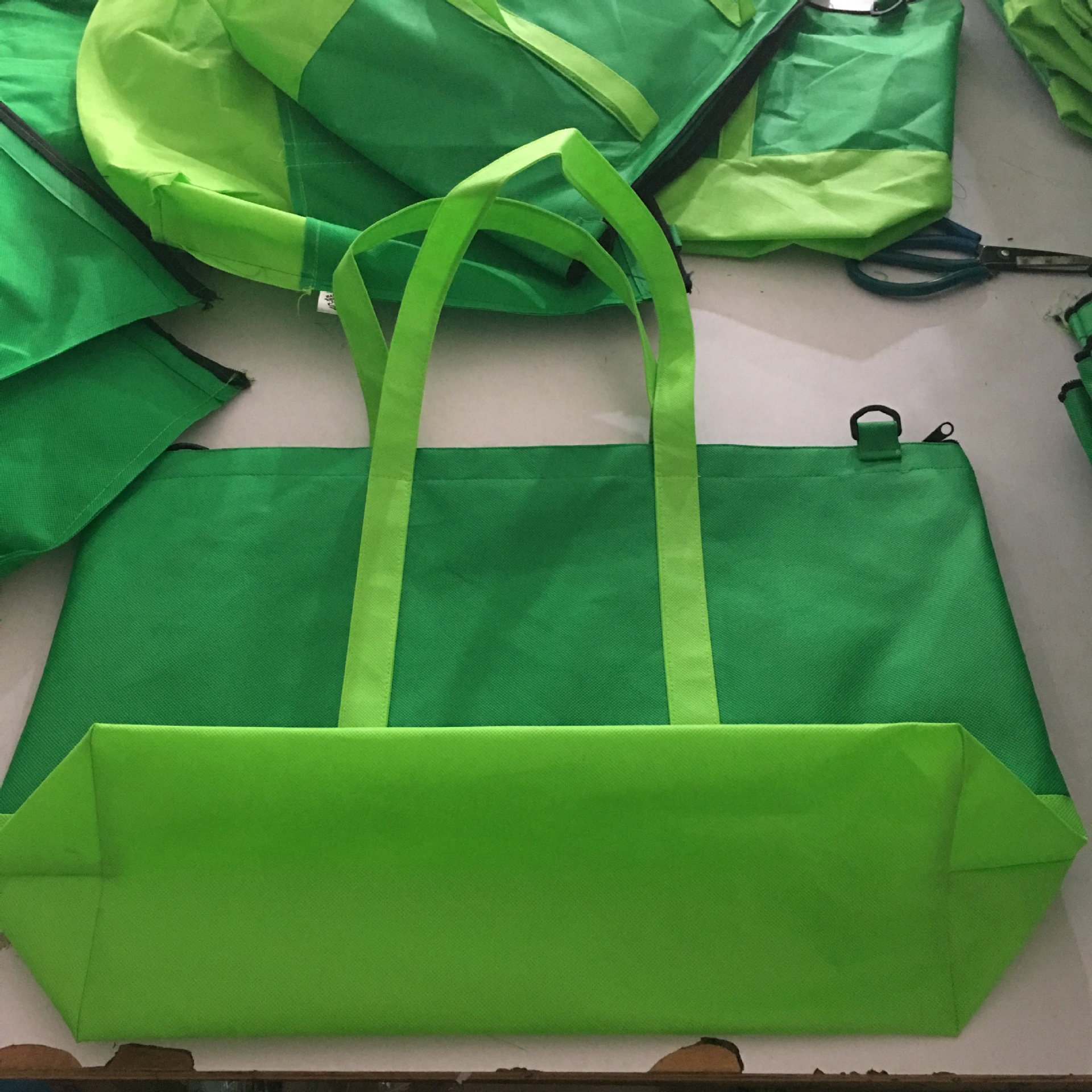 广州白云区厂家定做70克绿色无纺布袋折叠购物手提5号拉链环保袋