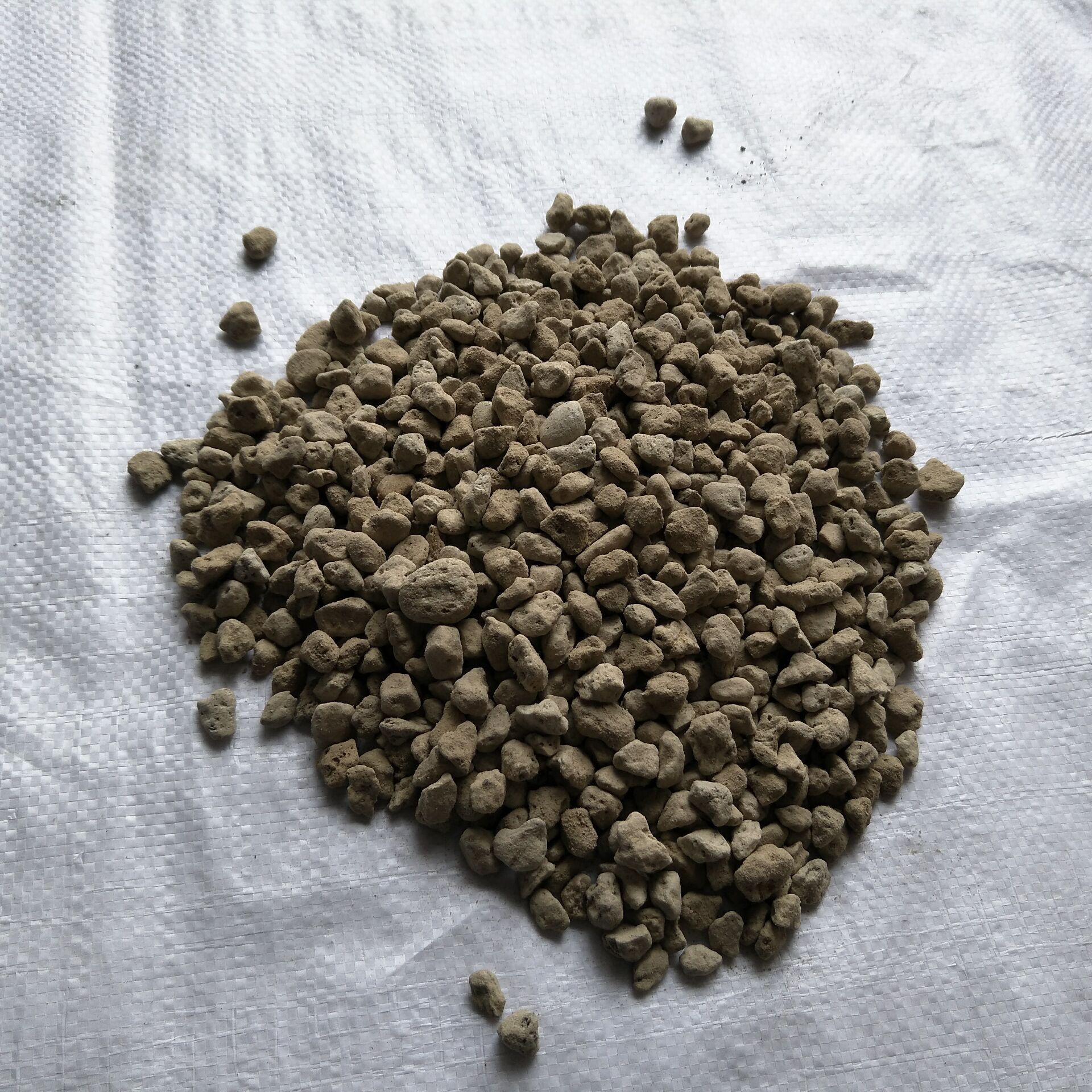 【此产品是一种天然矿物无机营养兰石——活性洗石.