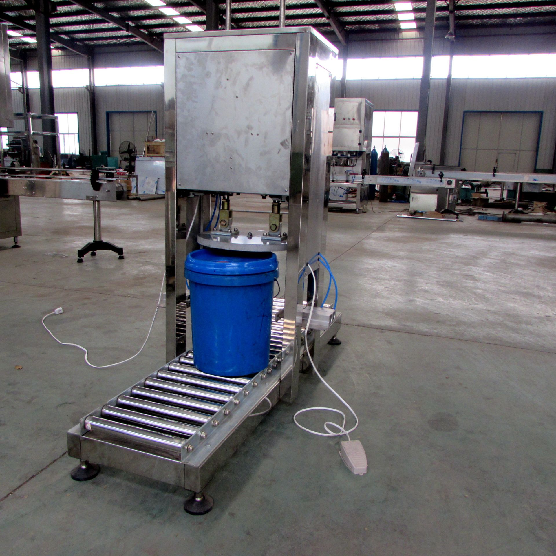 半自动中桶压盖机 5-20l塑料桶自动排气压盖机 脚踩式封口设备