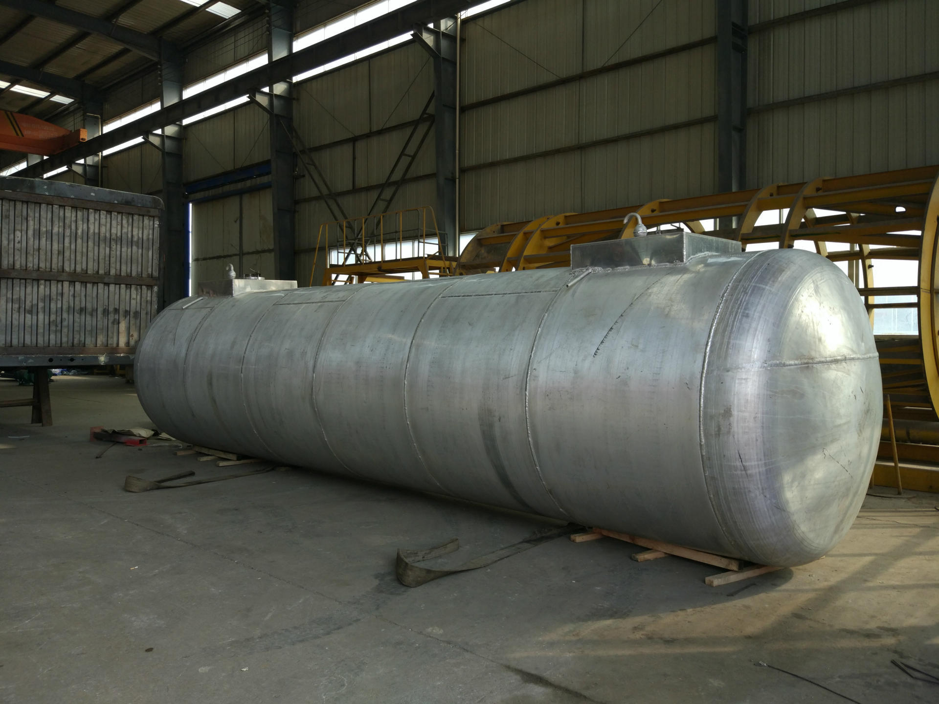 20英尺危险品运输半挂车(铝合金罐)