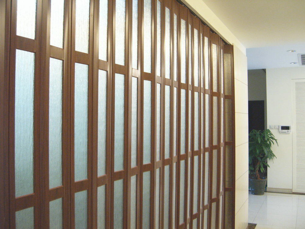 红胡桃磨砂亚克力板折叠门  红胡桃折叠门 红胡桃磨砂玻璃折叠门