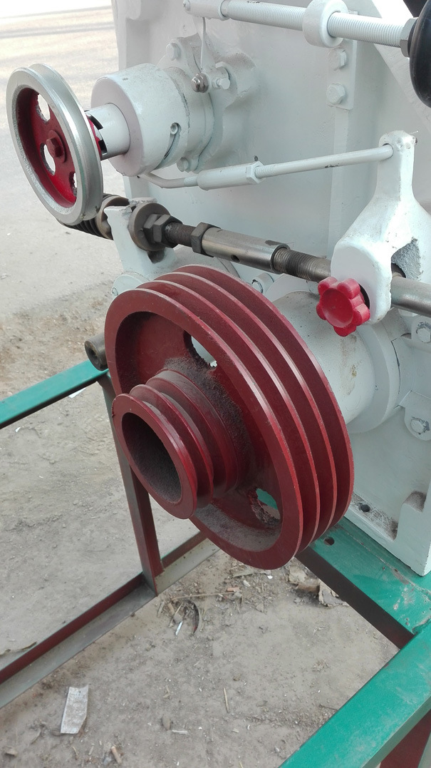 山东桦兴机械新型高效自动上料小麦玉米谷物对辊打面机制粉磨粉机