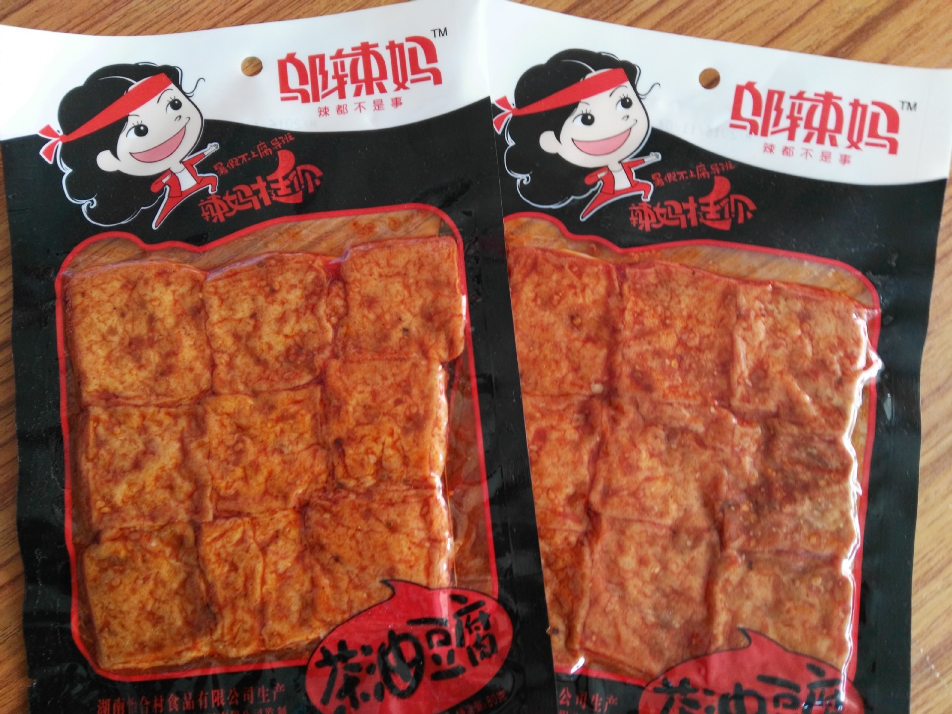 厂家直销邬辣妈 休闲零食 邬辣妈 辣条辣片零食 邬辣妈素烤.