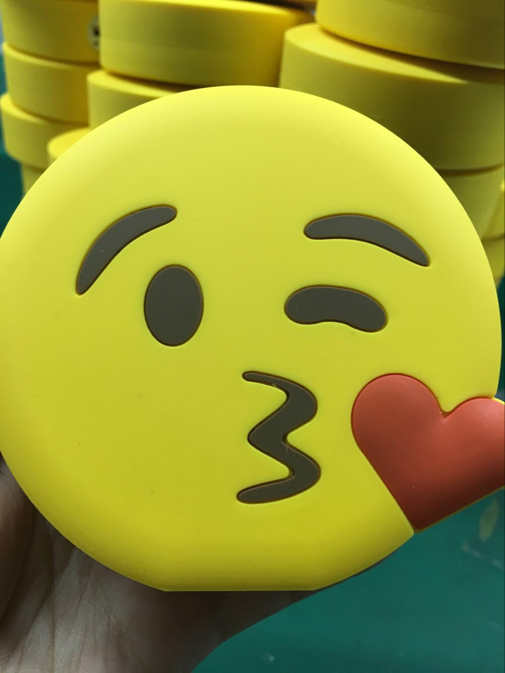 厂家直销定制开模批发卡通爱心飞吻emoji移动电源 qq表情充电宝