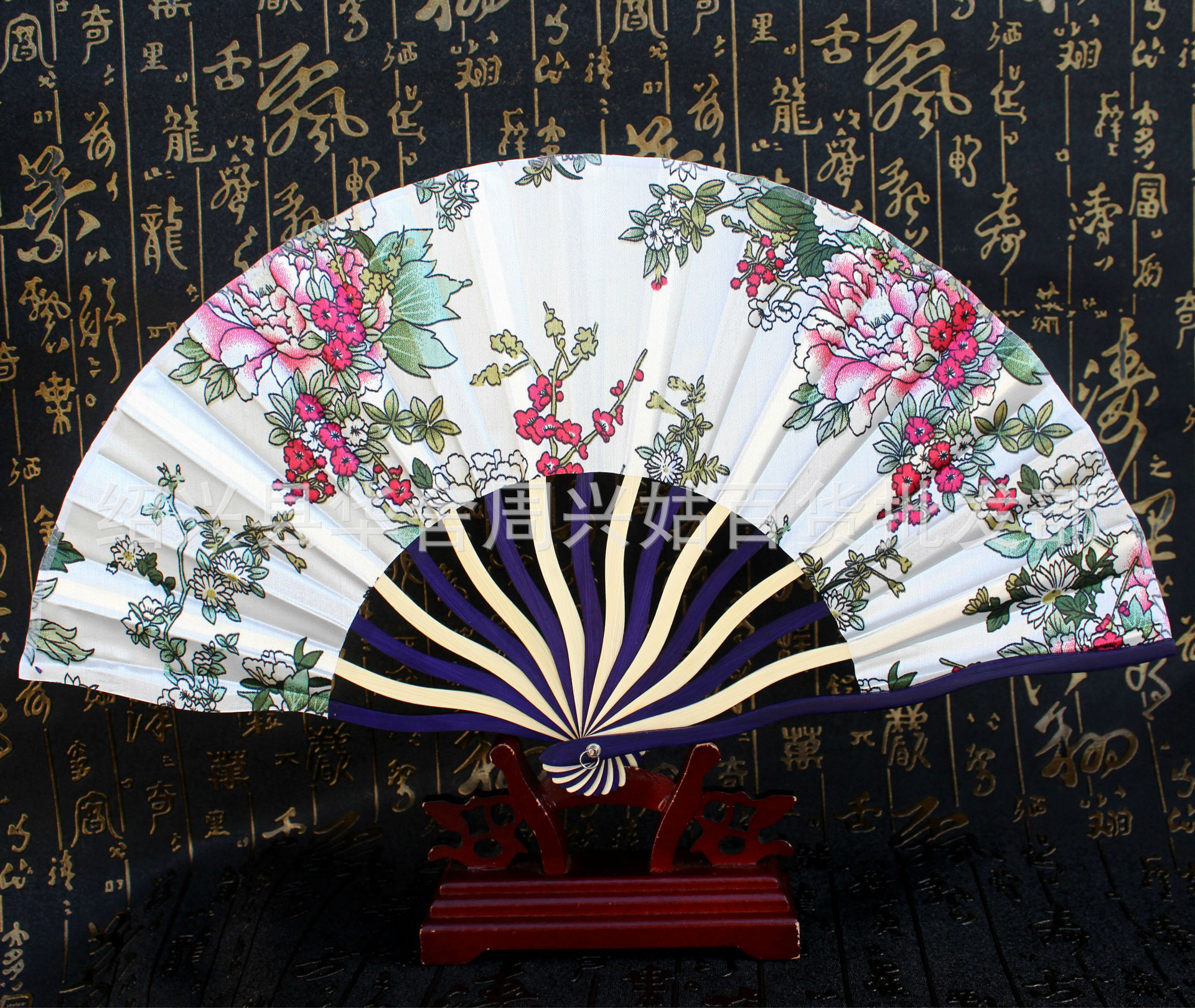 精品绸缎面料,有质感,葵形扇面,造型新颖.