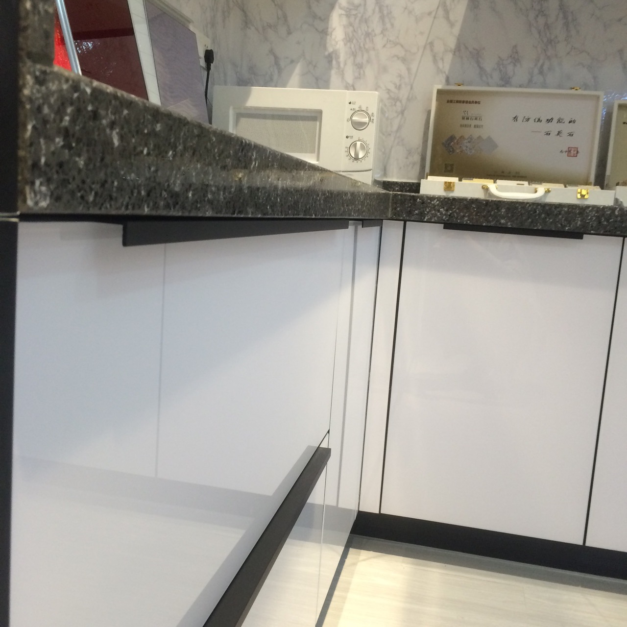 晶钢板厂家白色橱柜门板整体厨房橱柜定做橱柜定制