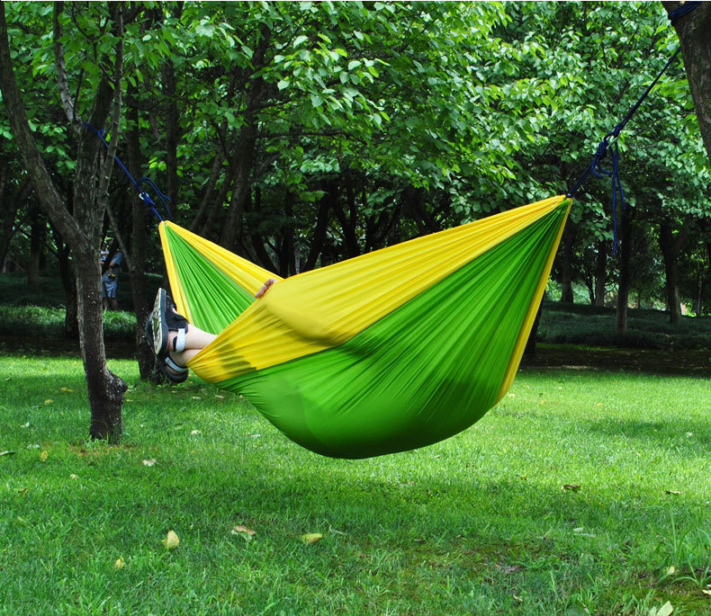 新款户外双人野营拼色休闲室内外秋千加宽降落伞布吊床外贸批发