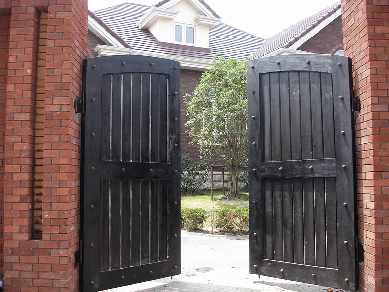 供应定做美松原木别墅进户门高档定制进口实木庭院门车库门钢木门