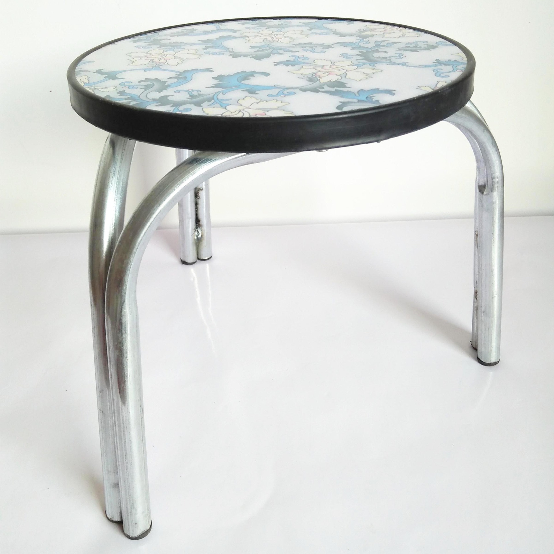 厂家直销圆凳 钢管三角圆凳 便携式小板凳5元地摊热卖 铁板凳