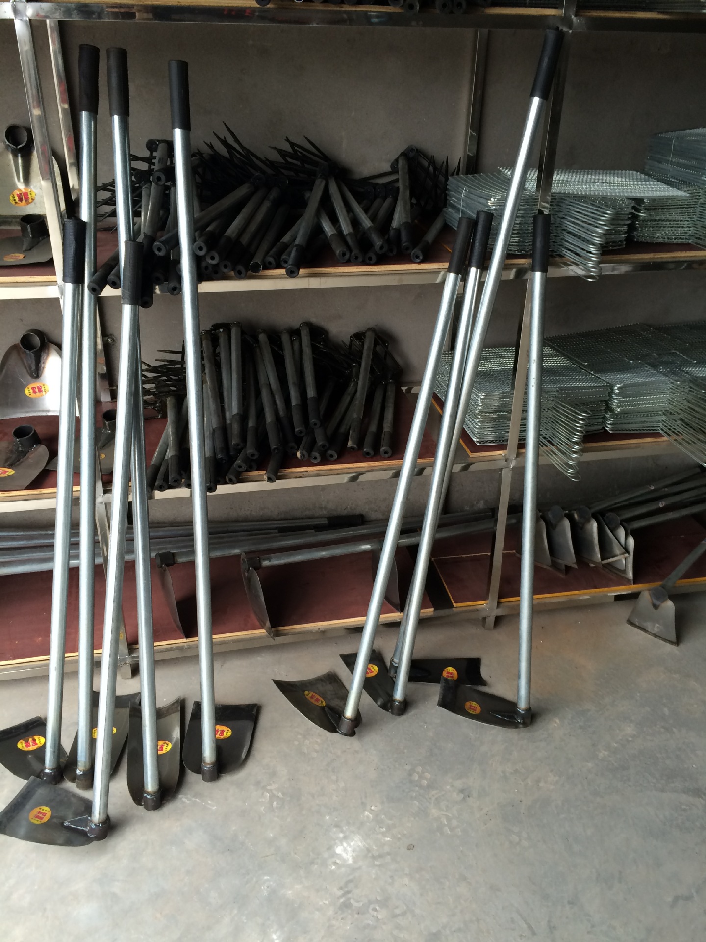 首页 农业 农具 锄头 >厂家直销 摆地摊货源 扁锄 锄头农用 1.