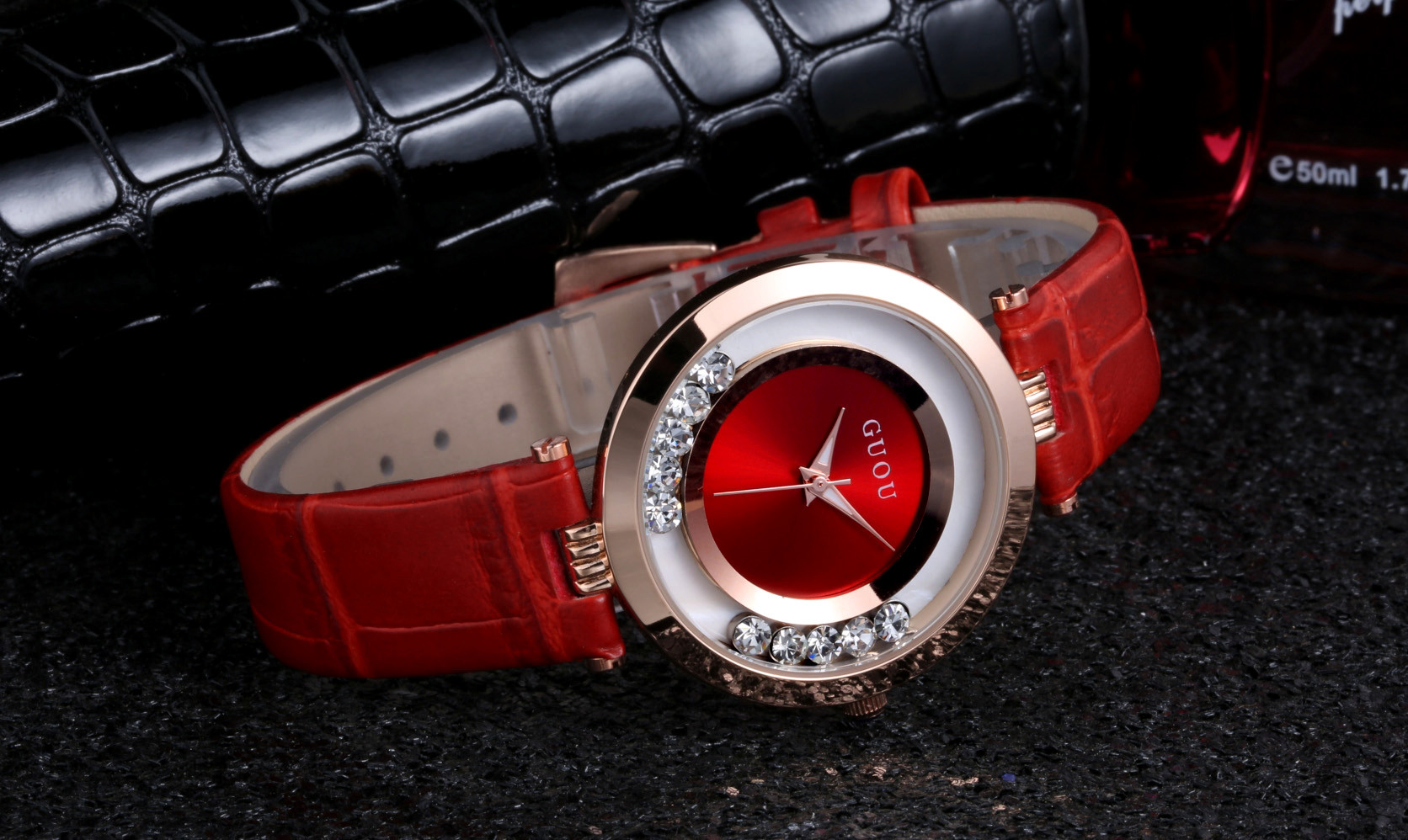 古欧guou时尚女士腕表镶钻红色皮带旋转手表时装手表批发销售