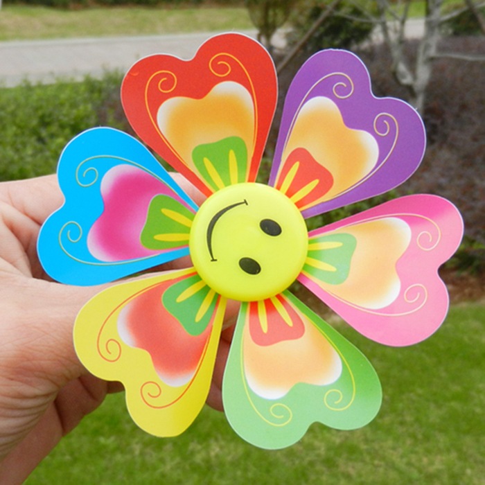 新款儿童七彩风车卡通塑料六叶手指风车批发车幼儿园活动装饰
