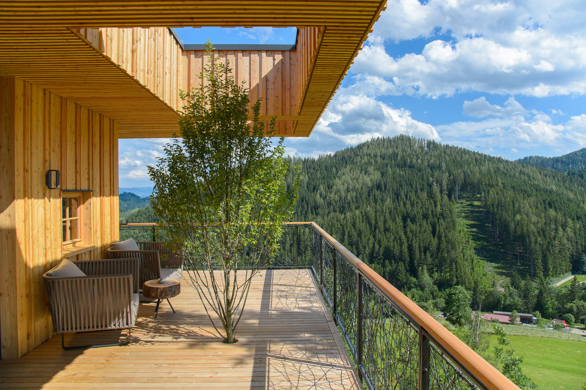 走进大自然,欣赏山顶上的木屋别墅