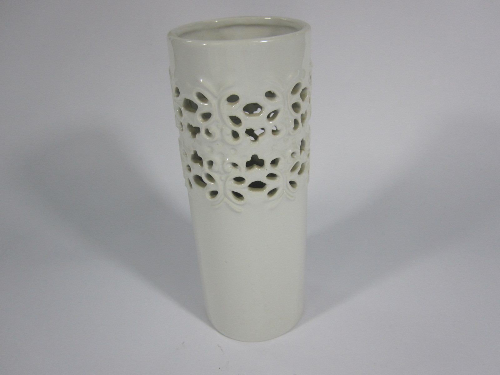 厂家直销陶瓷工艺品圆柱形镂空蝴蝶花纹白色花瓶