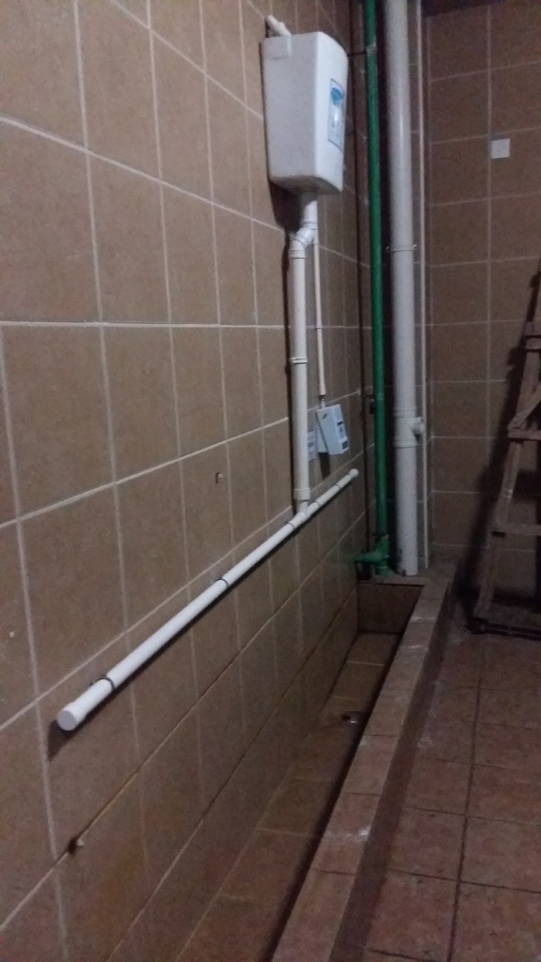 卫生间厕所冲洗沟槽便池水箱手控气动开启节水装置设备节水器