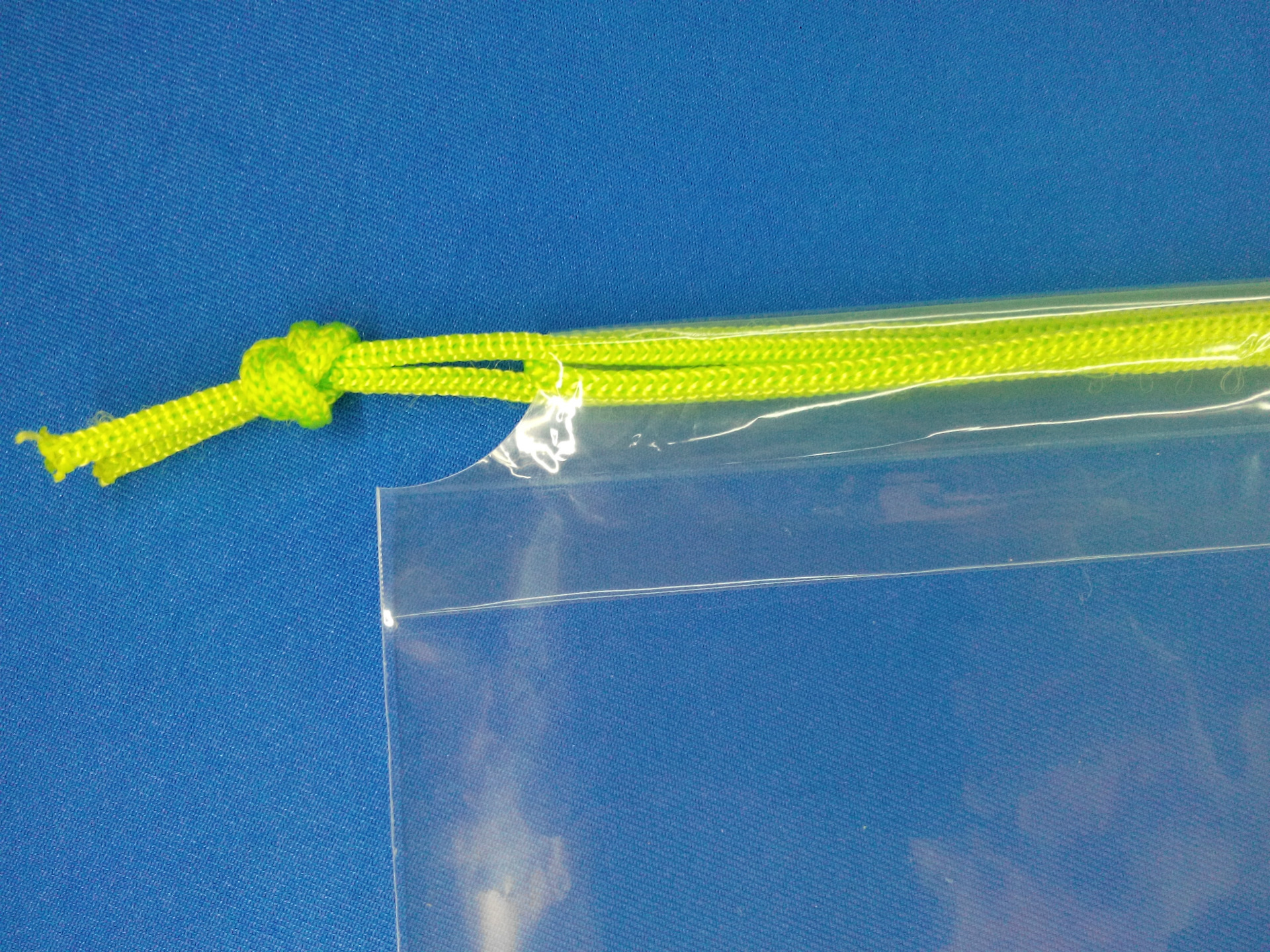 06mm,袋子有效装物部分是长35cm*宽31cm,绳子是八股尼龙绳.