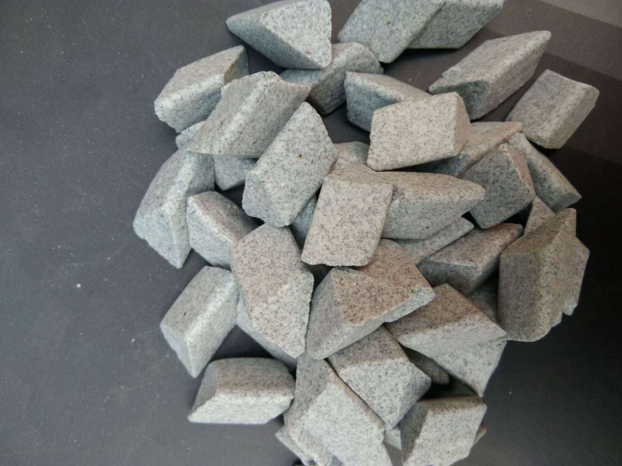 厂家直销白刚玉正斜三角研磨石 菱形陶瓷抛磨块 圆球圆柱去毛刺石