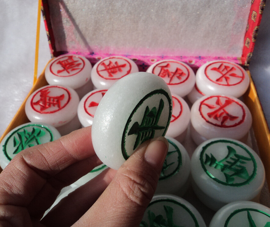 河南南阳镇平玉器批发 天然汉白玉象棋 大号玉石象棋摆件批发