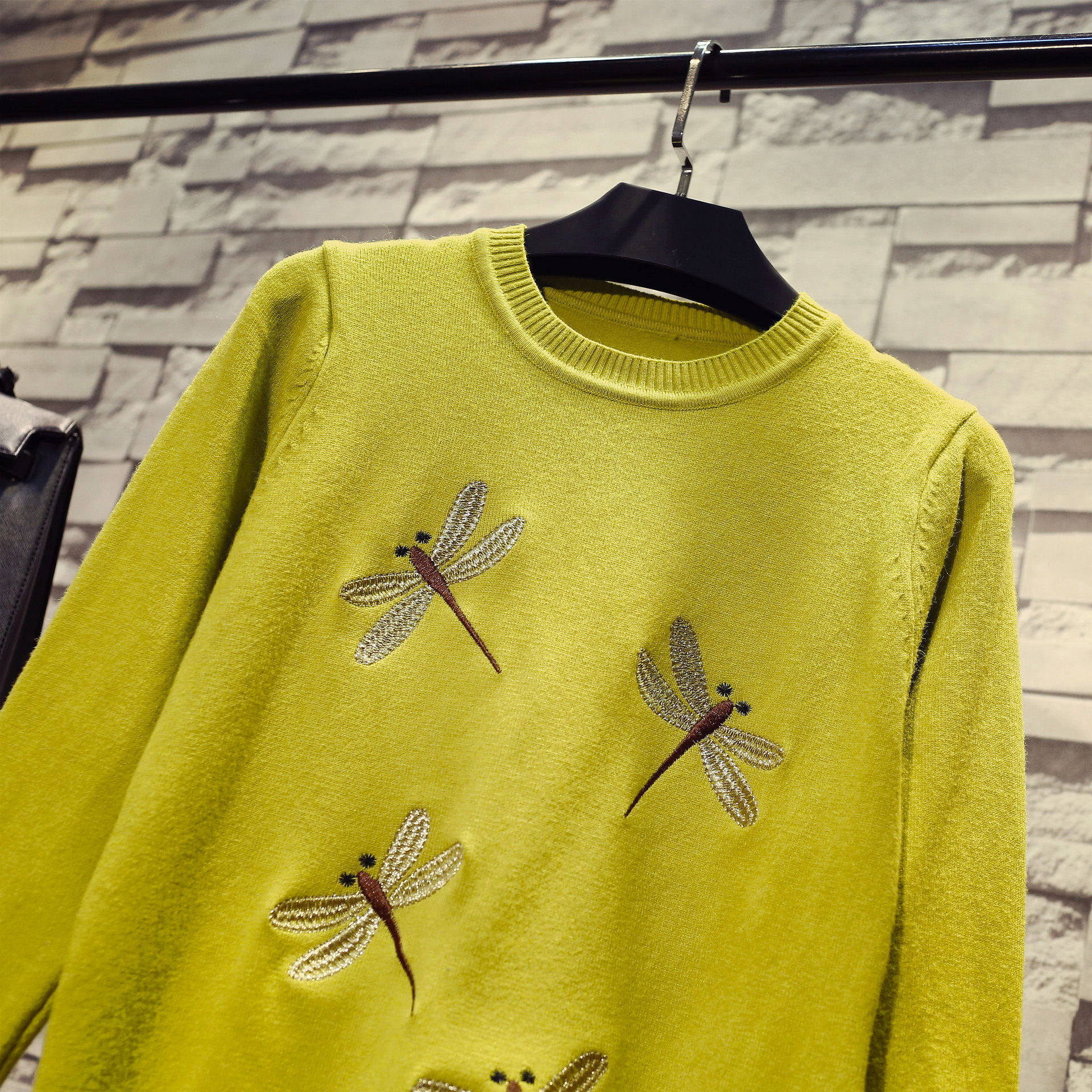 女士上衣秋冬新品女装蜻蜓刺绣图案圆领长袖套头针织衫打底毛衣女