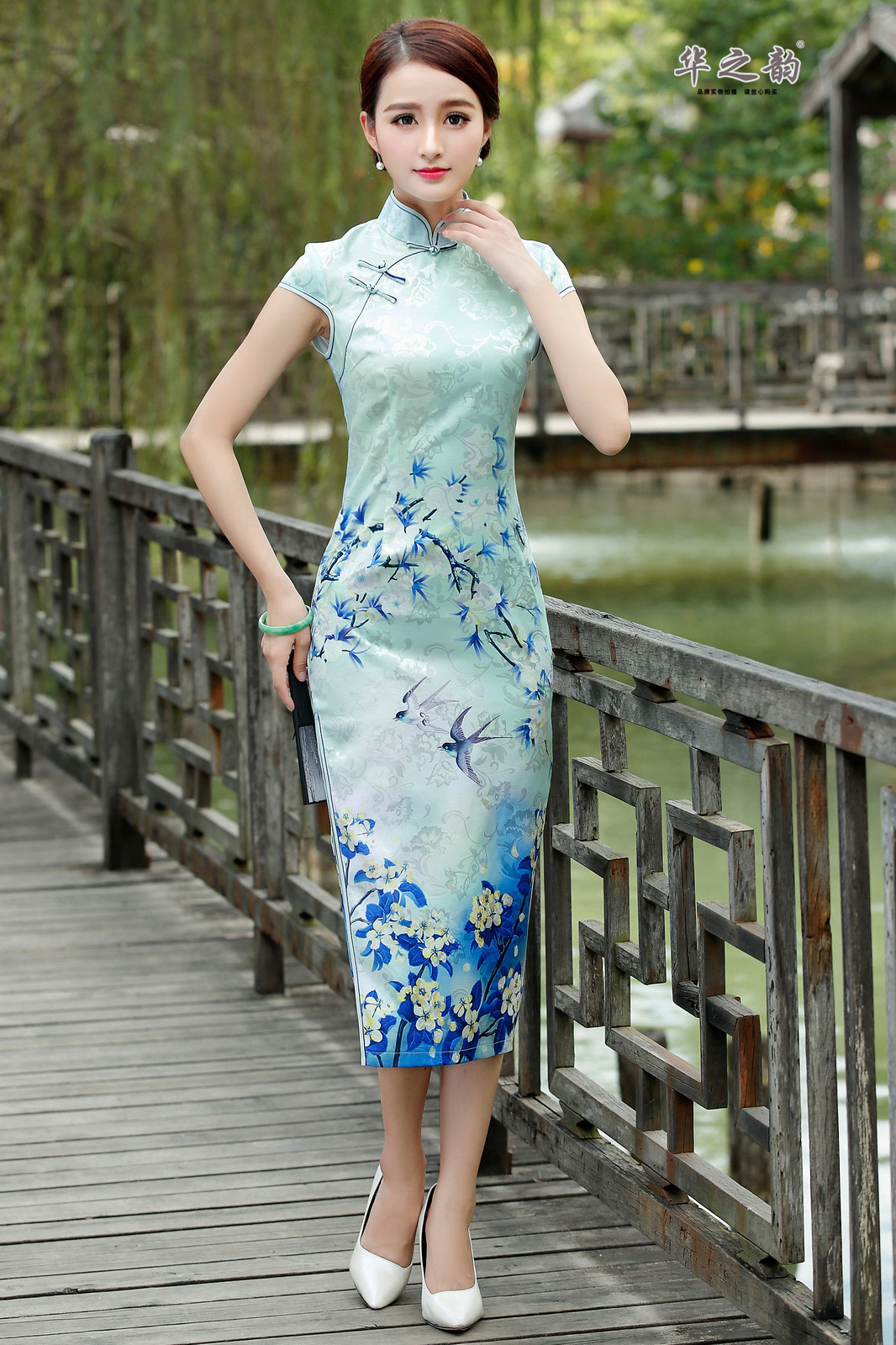 华之韵2015新款数码印花定位花手工盘扣传统包边开衩长旗袍8009