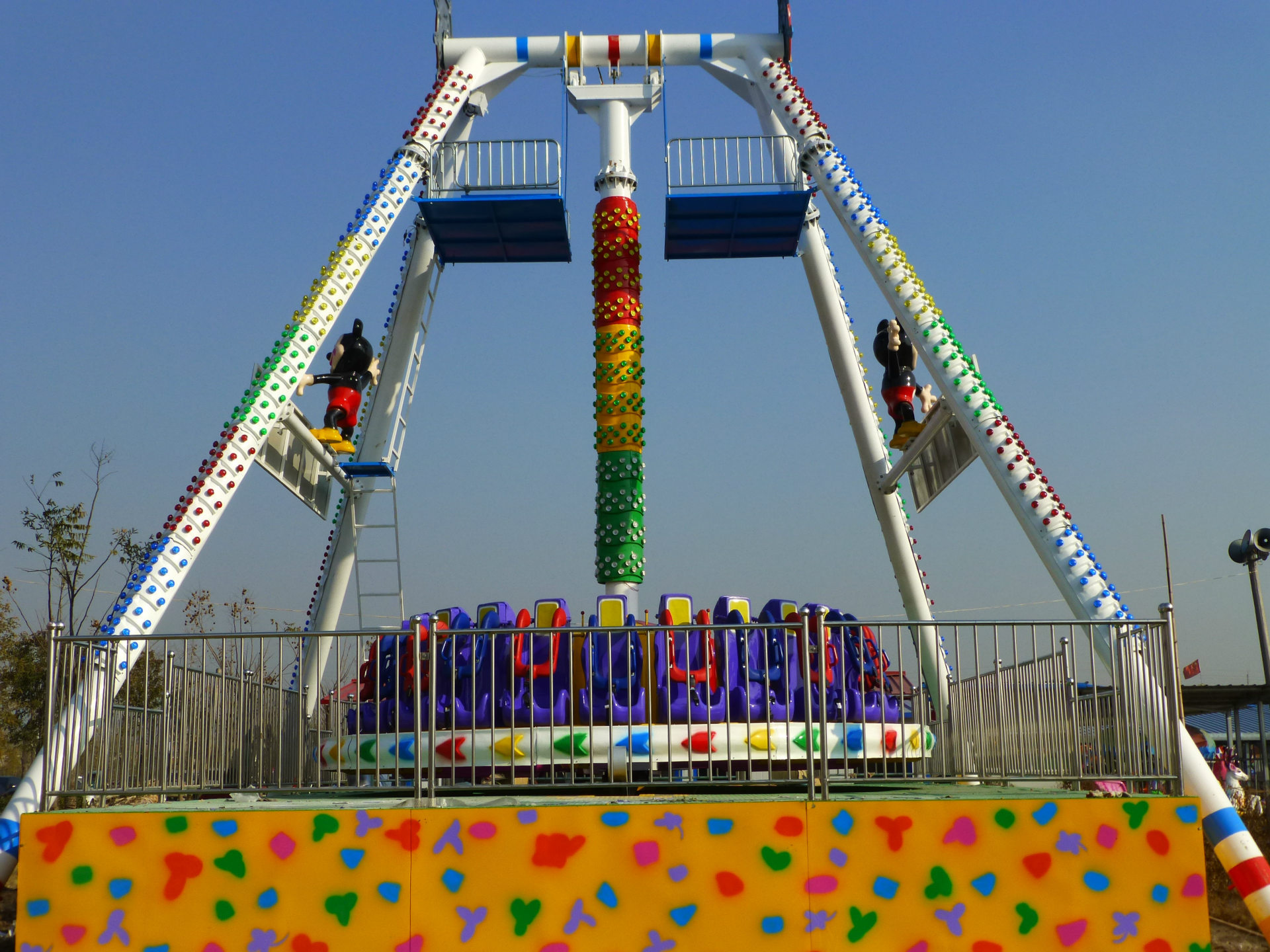 大摆锤是一种大型的游乐设备,常见于各大游乐园.