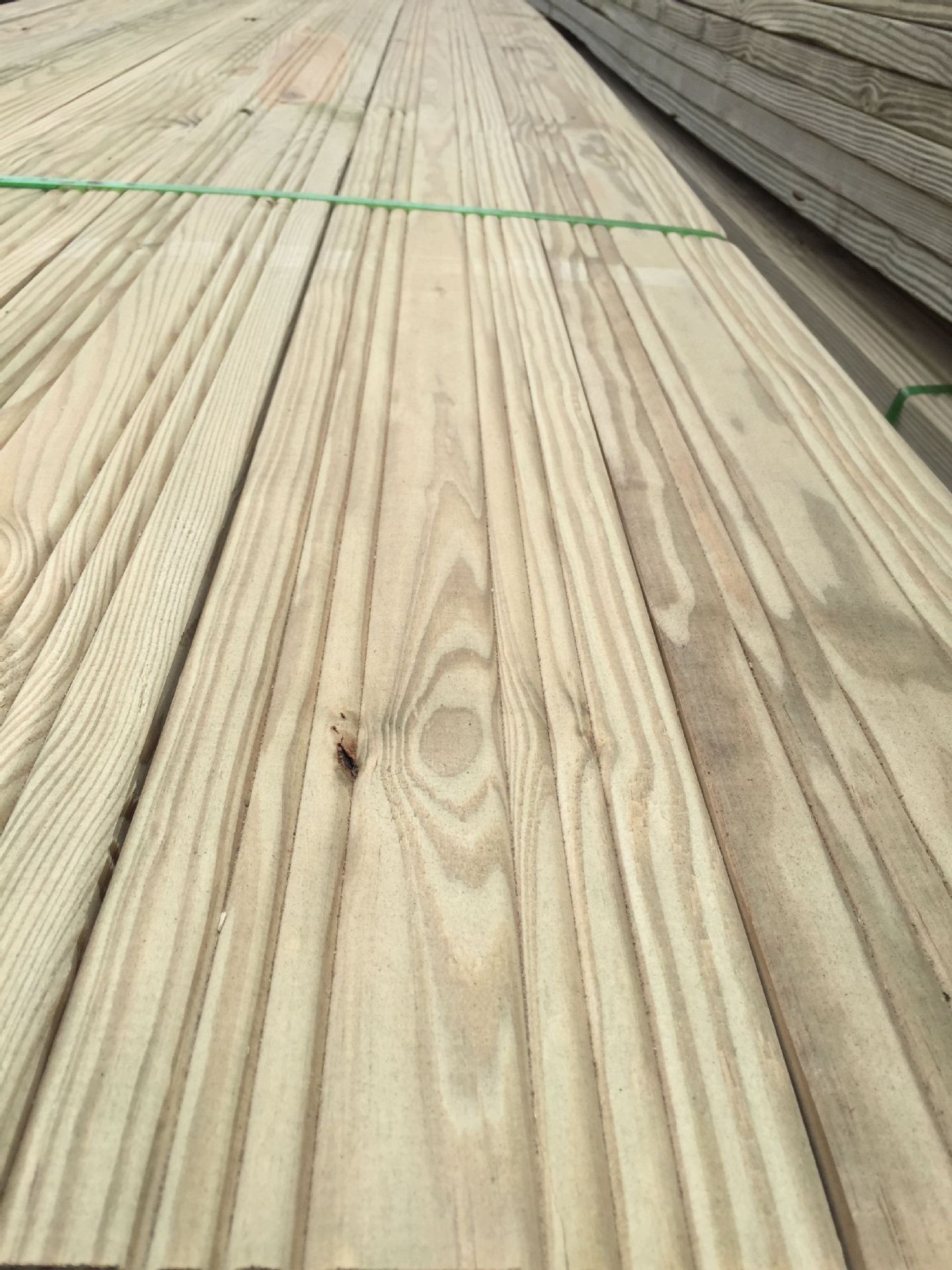 厂家供应南方松实木板材 南方松防腐松原木防滑材料 木材批发