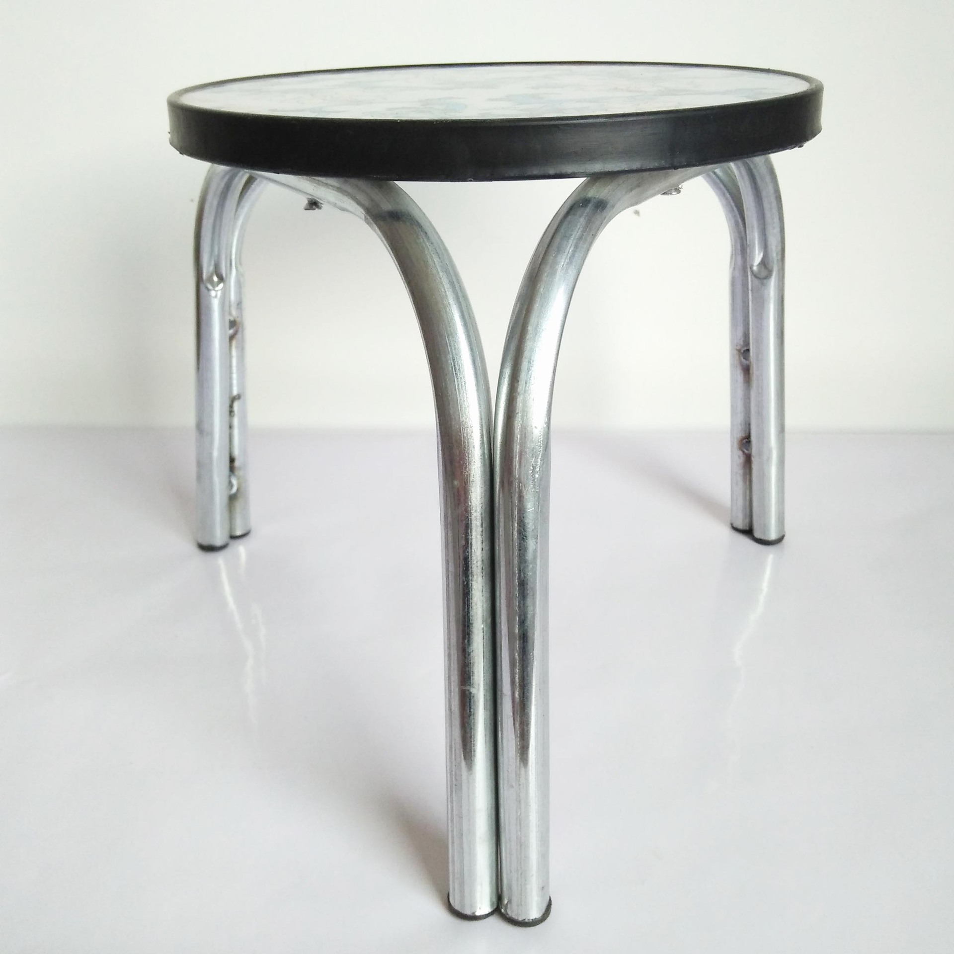 厂家直销圆凳 钢管三角圆凳 便携式小板凳5元地摊热卖 铁板凳