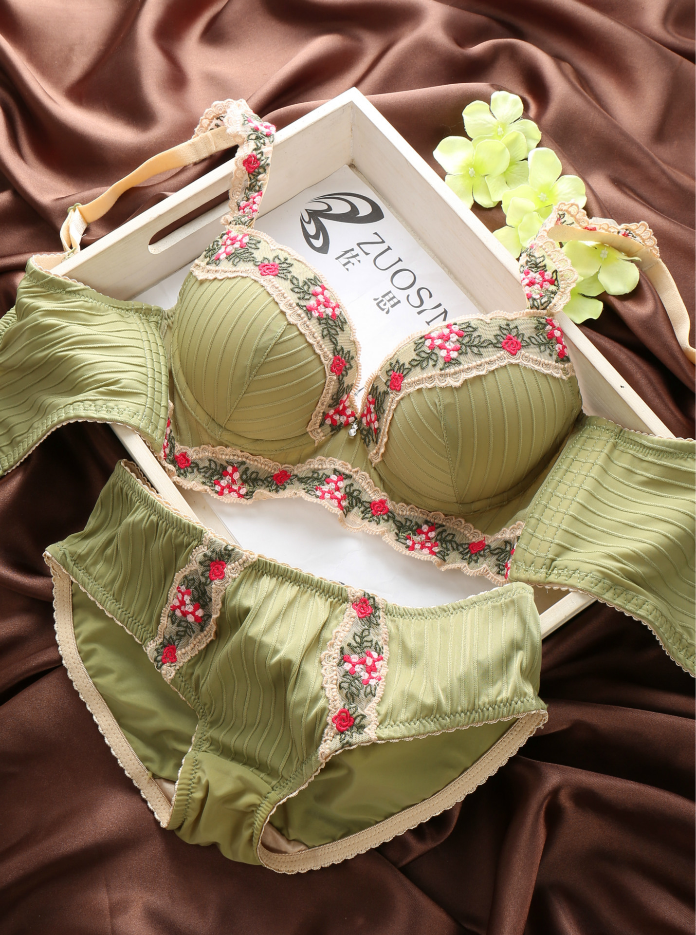 3317#新款性感蕾丝边刺绣聚拢后四排扣 内置插垫甜美少女文胸批发