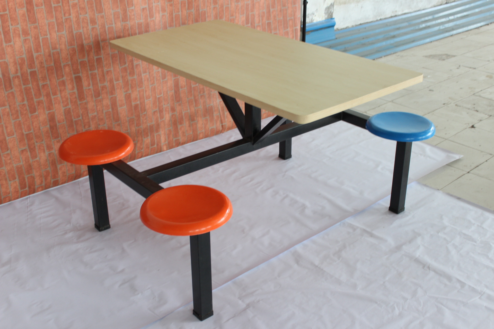 简约现代学校食堂小吃连体快餐桌椅 定制款连体快餐桌椅