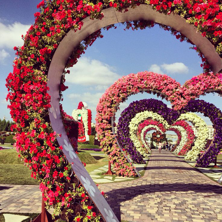 婚礼现场摆设心型造型 仿真动植物造型雕塑 爱心拱门装饰