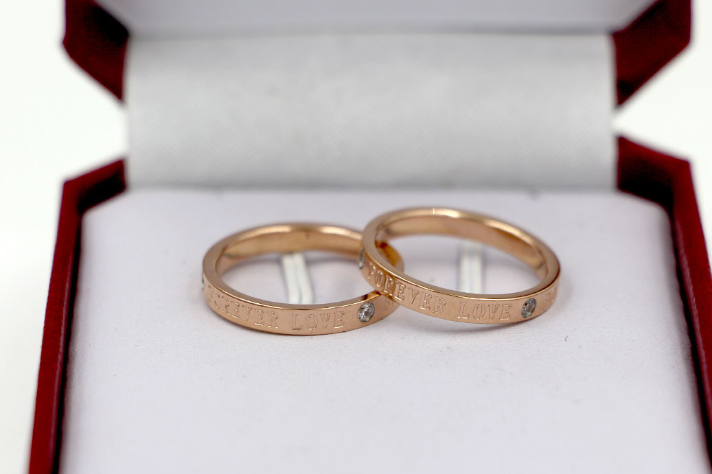 j6-311韩版forever love字母镶钻玫瑰金戒指女三钻英文钛钢指环