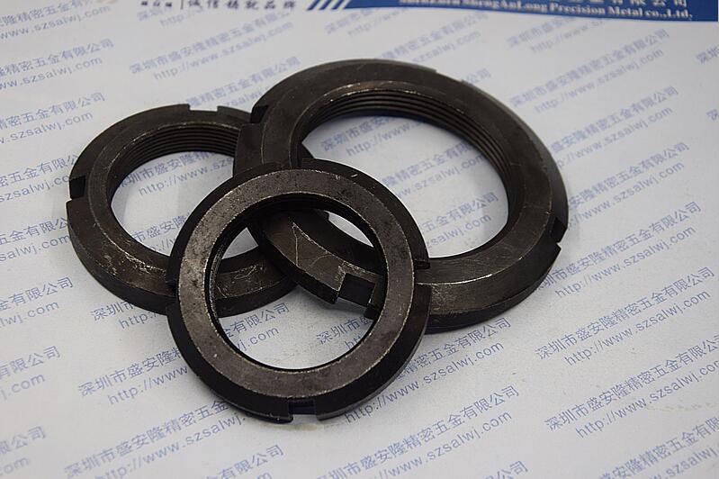 圆螺母常与圆螺母用止动垫圈配用,装配时将垫圈内舌插入轴上的槽内,而