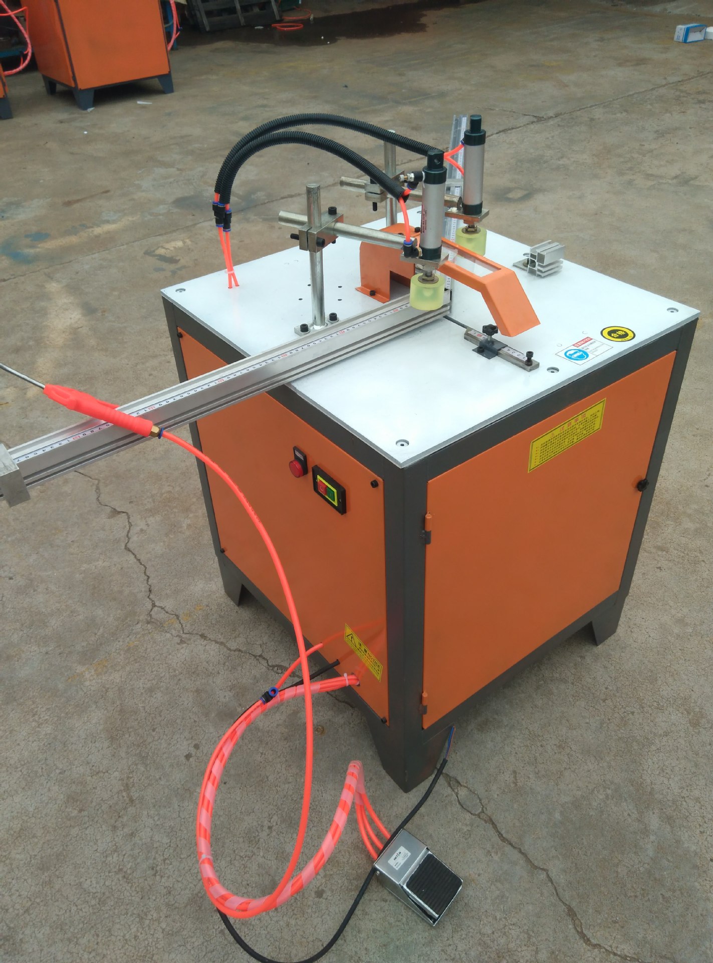 厂家供应 晶钢门铝材切割机相框十字绣裱框超薄灯箱切角设备