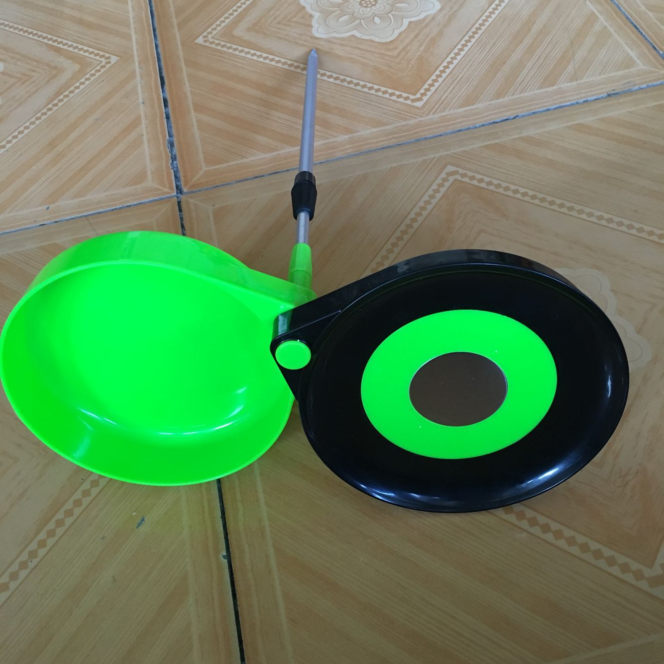 户外钓鱼饵料盘半磁卡扣拉饵盘钓鱼配件中心磁饵盒