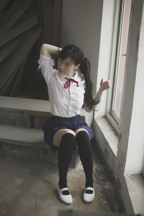 身材 ◆颜色:白色 藏青色短裙 ◆建议:建议第一次穿着前请先下水洗涤