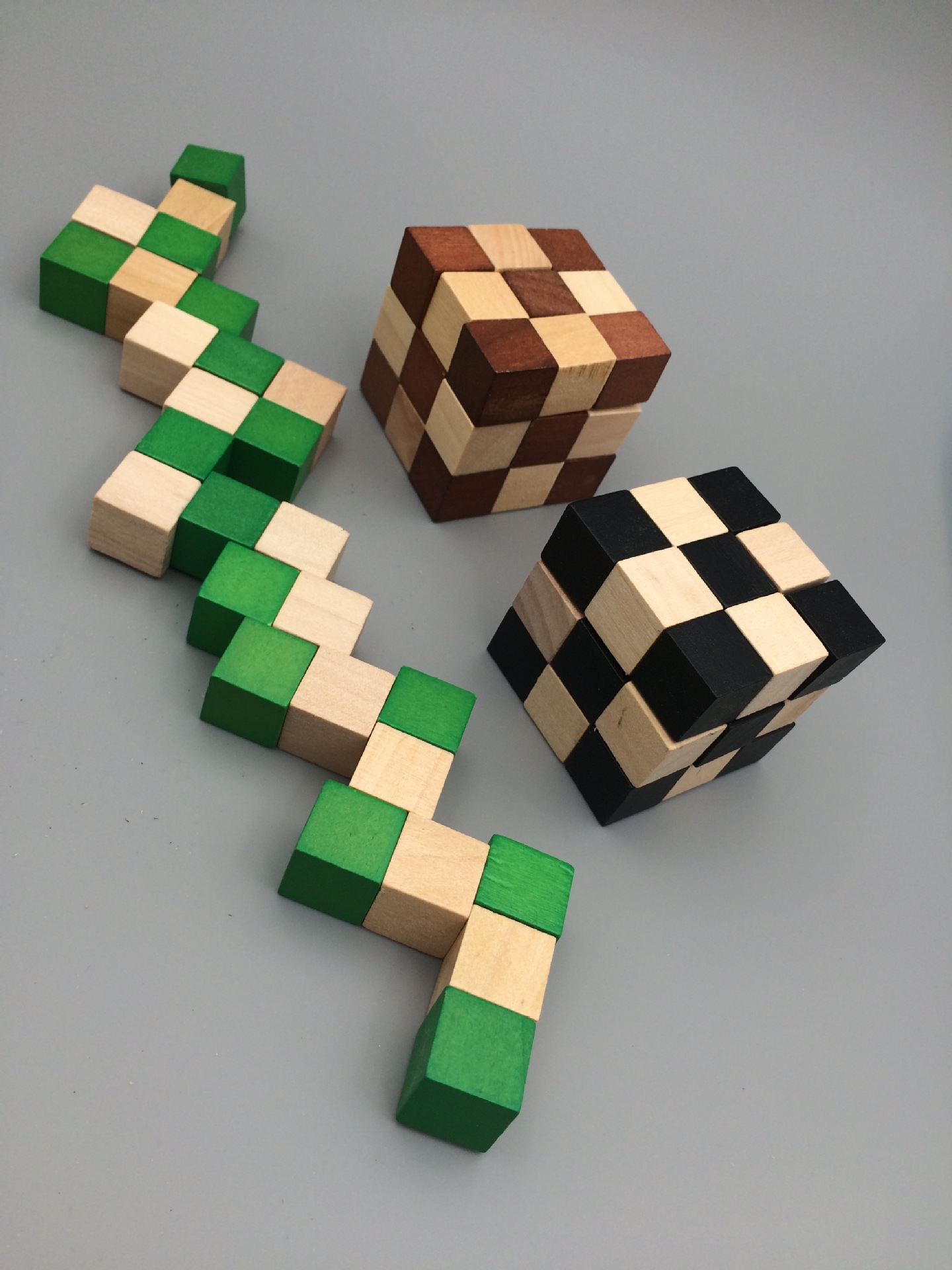 绿色神龙摆尾木制迷你孔明锁校区地摊网上木制易解难拼