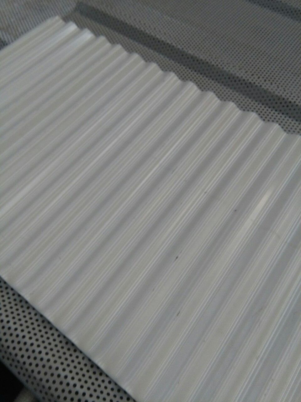 销售镀锌波纹板镀锌瓦楞板生产冲孔彩钢瓦波纹板加工齐全