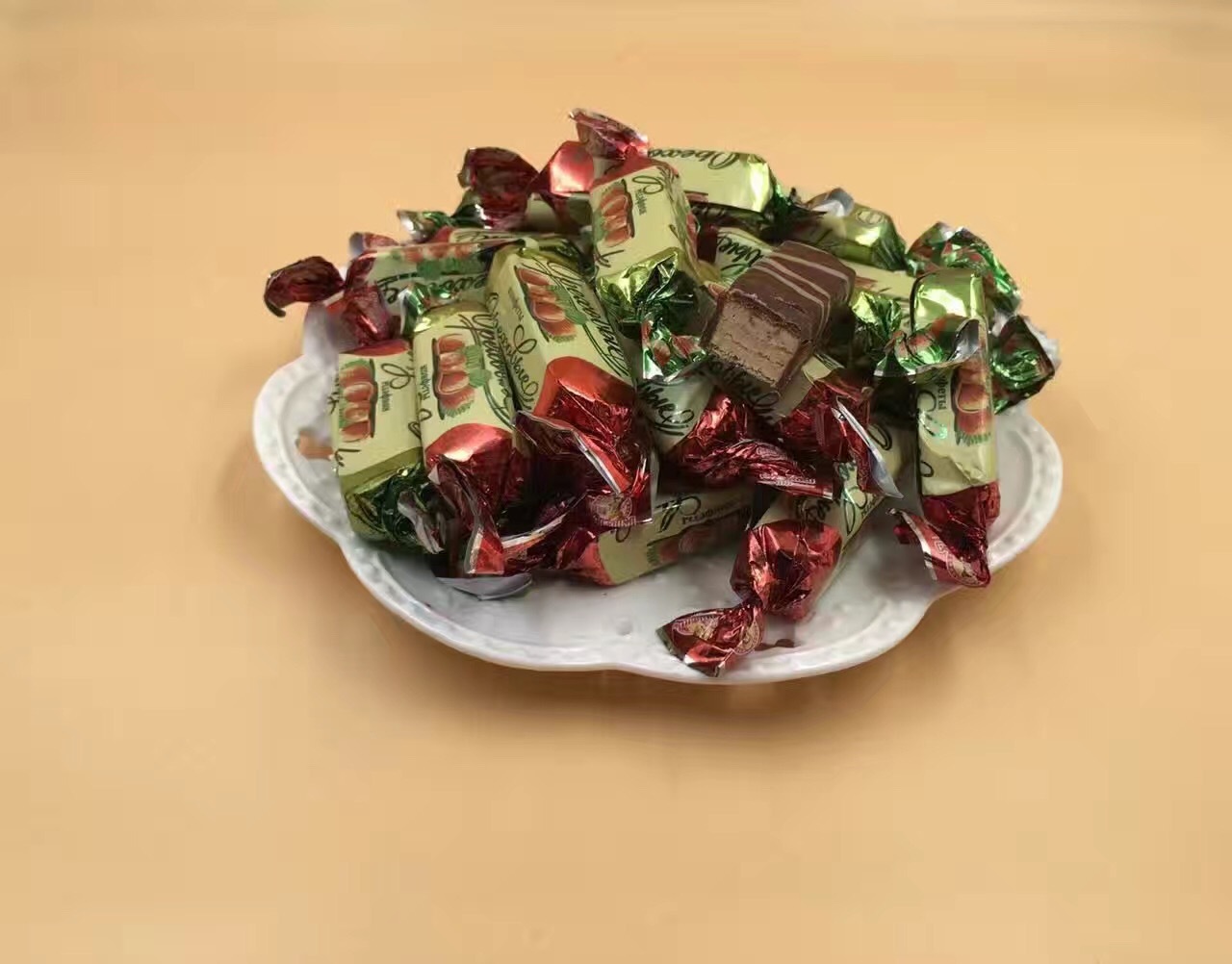 俄罗斯进口三颗榛子 糖 一袋二斤 巧克力糖里面带榛仁