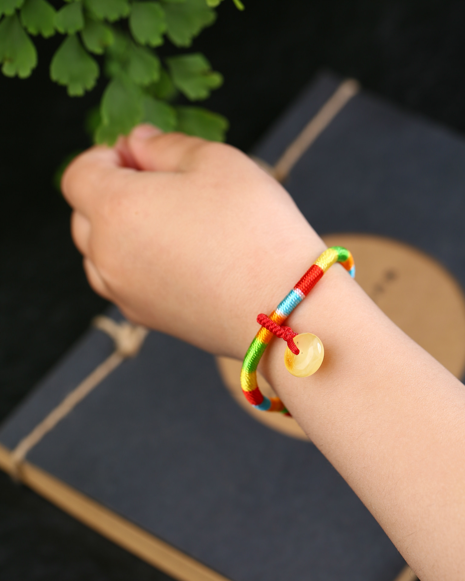 原创 纯手工编制五彩绳宝宝手链 烤蓝梅花配蜜蜡平安扣 如意手串