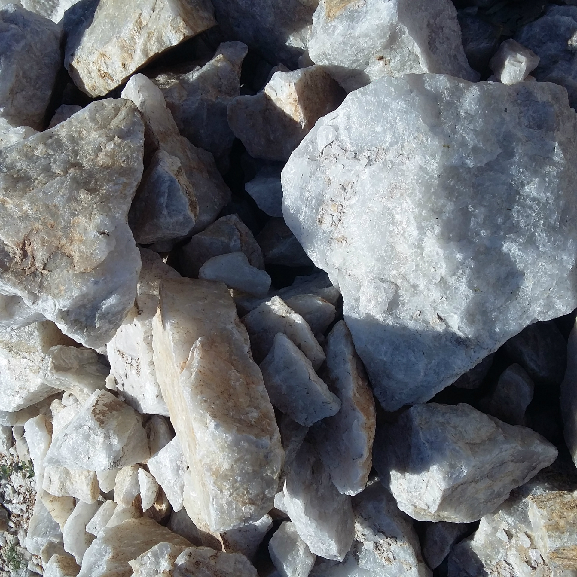 石英砂(硅砂,石英砂滤料)滤料俗称承托层滤料或垫层滤料,分(天然)石英