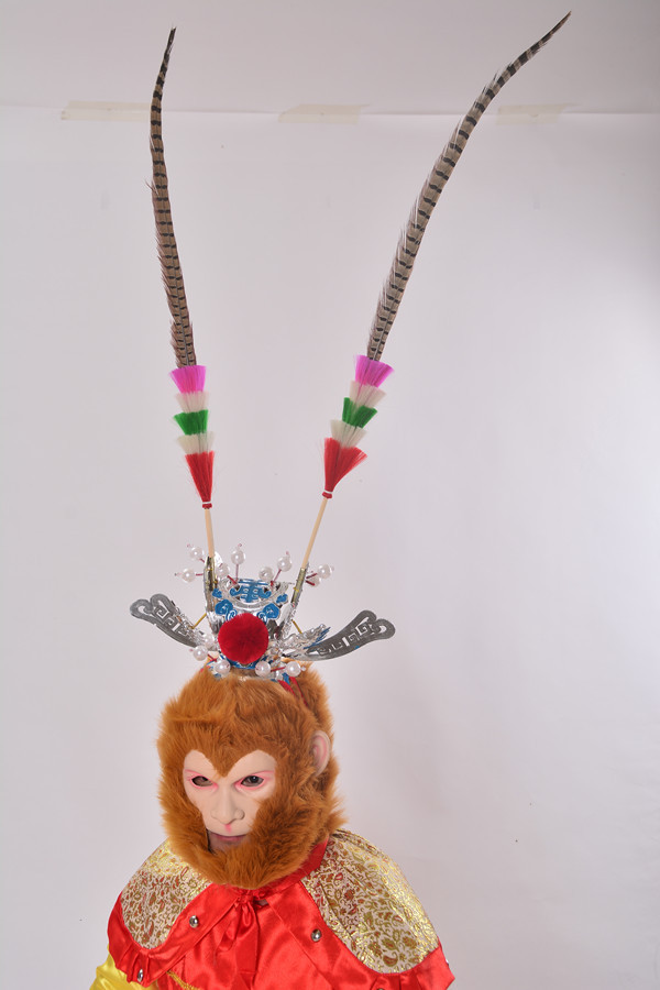 头顶    普通类为塑制紫金冠  豪华类紫金冠如下