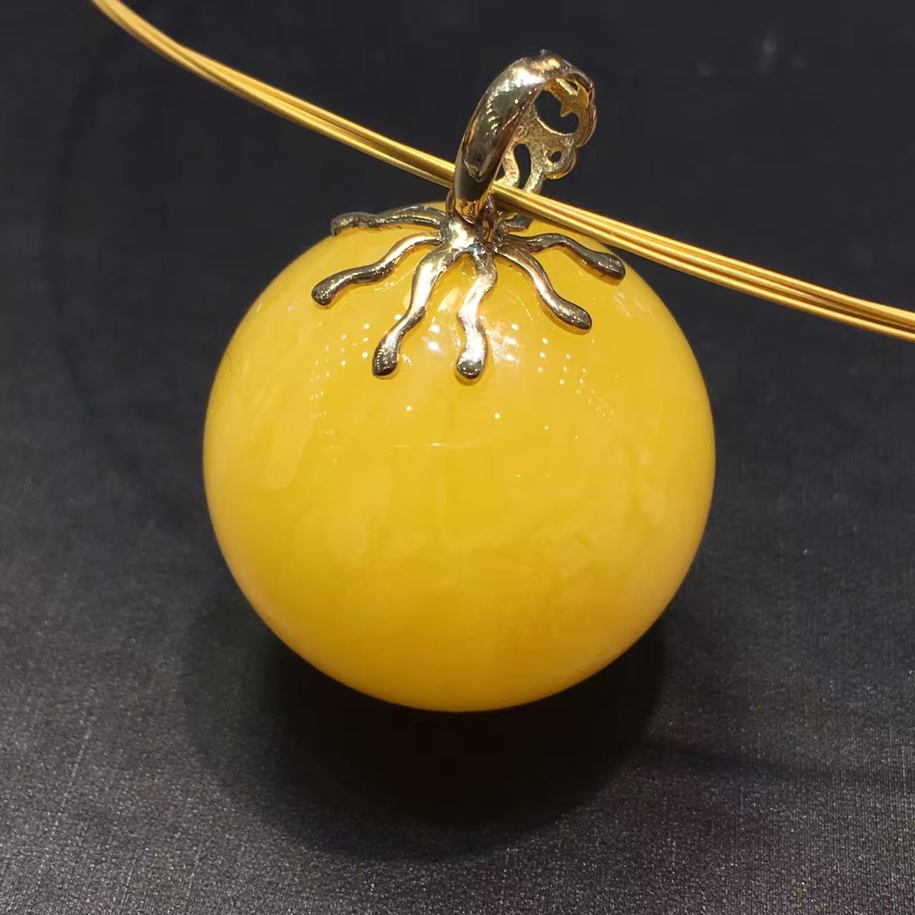 天然蜜蜡转运珠 圆球形吊坠 无任何优化 18k真金镶嵌 丹麦设计