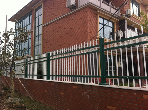 新型小区铁管围墙栏杆 锌钢铁艺防护栏 工厂围墙锌钢护栏