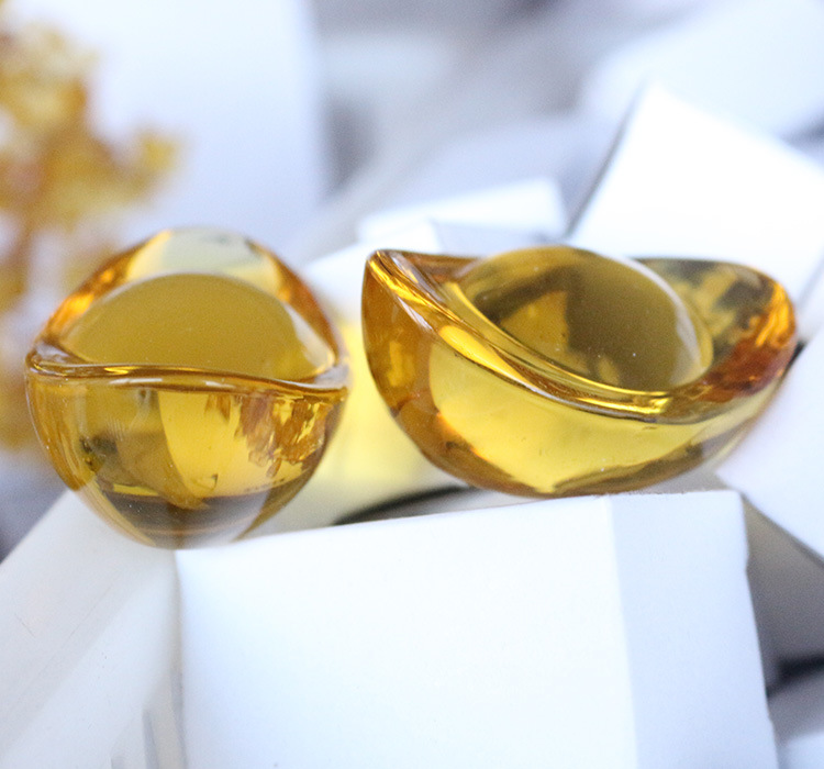 水晶为人工合成的,透明度很高,里面有少许气泡