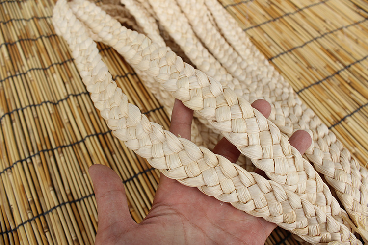 采用 天然玉米皮 手工编织而成,五股辫子,2.5厘米宽.